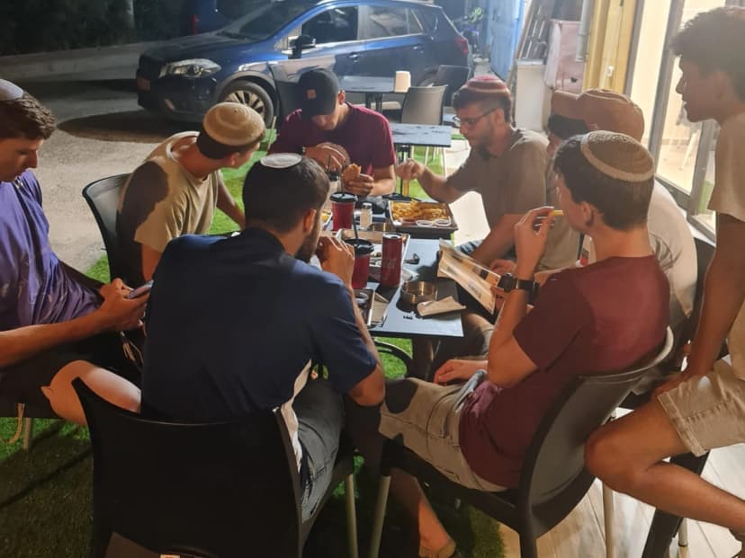 שף מכין המבורגר